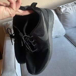 Nice black womens nike shoes.